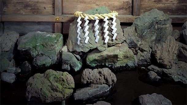 岩組から湧き出る霊泉