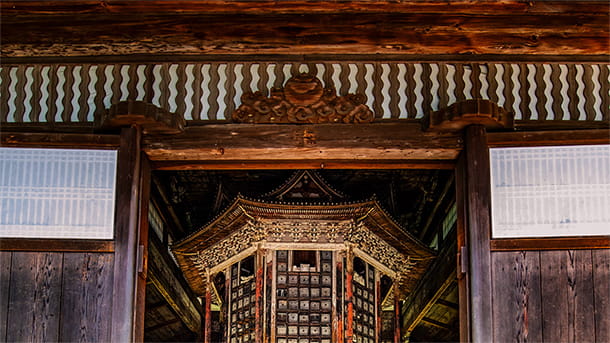 （波形格子の）弓欄間